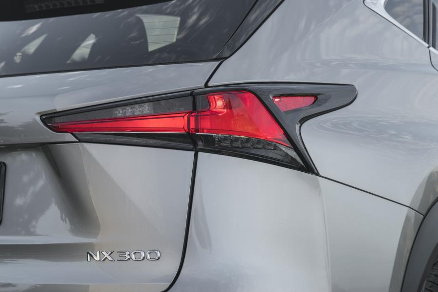 Детали экстерьера Lexus NX300 F-Sport 2017 года  (NA) (фото 28 из 41)